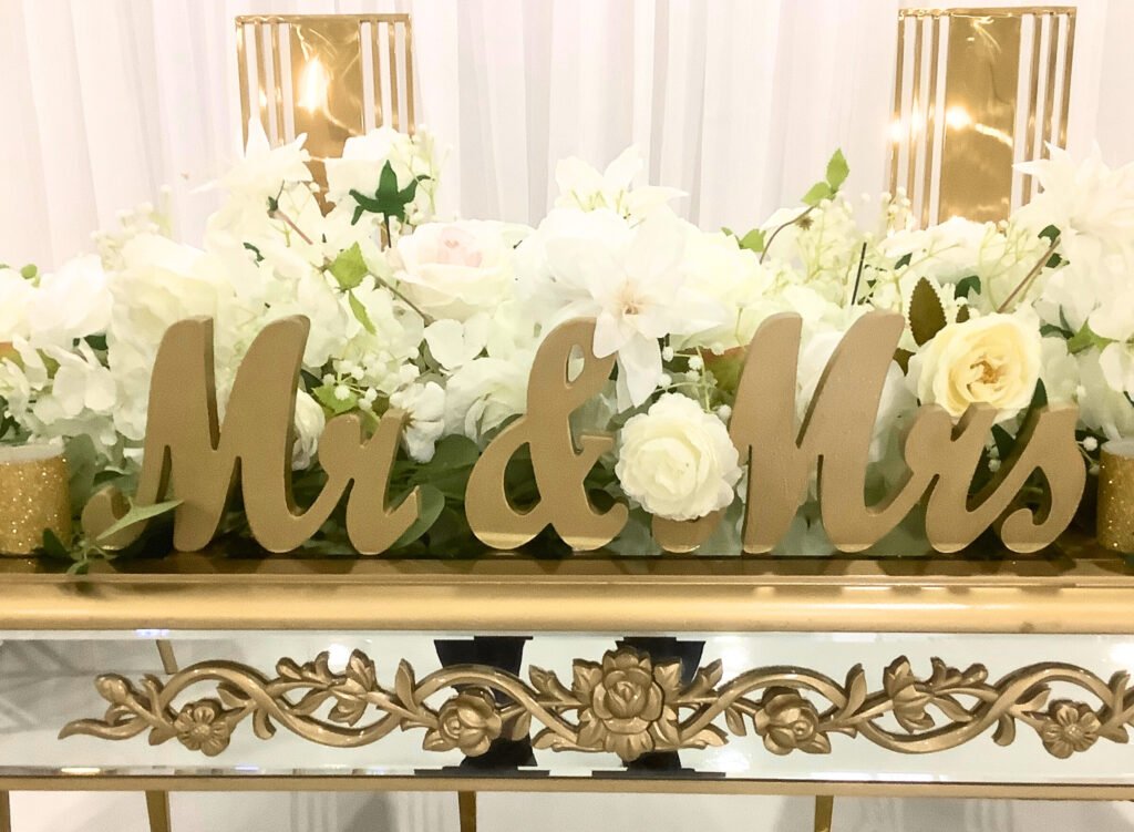 alt="Mr. and Mrs. sign on a wedding table reflecting 2025 wedding trends in Jacksonville & Orange Park"